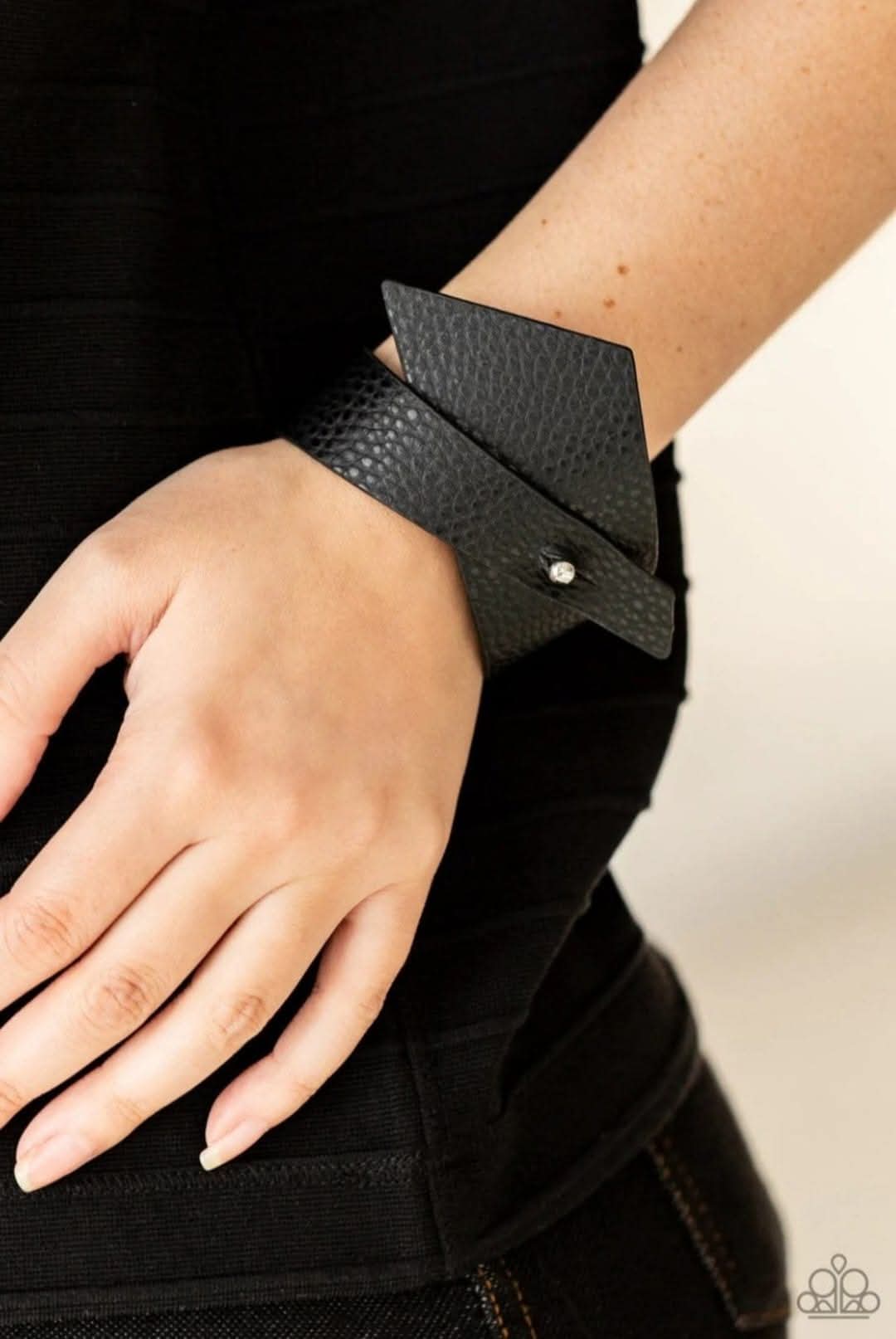PIECE OFFERING black leather bracelet